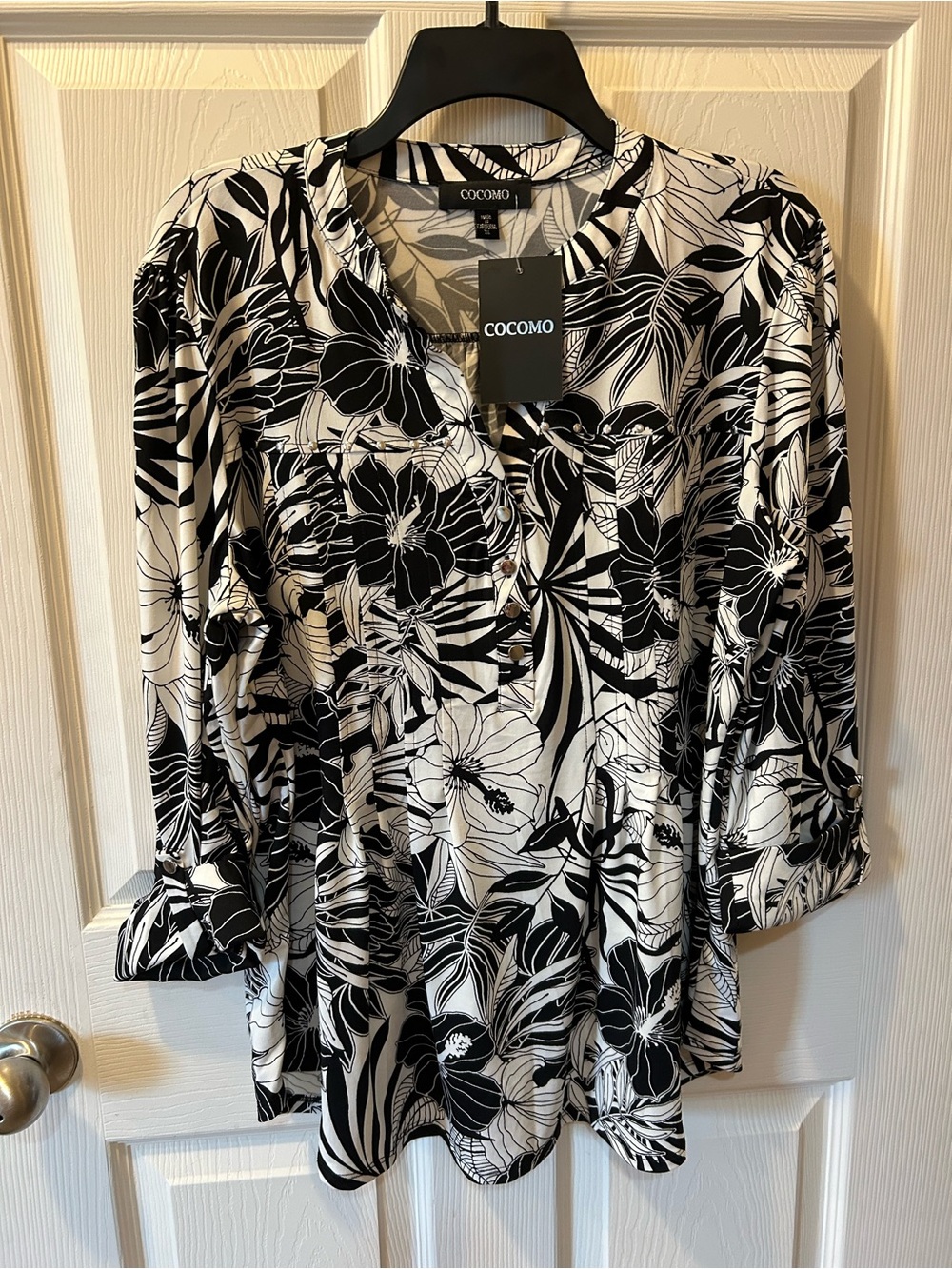 COCOMO XL Women’s Black & White Floral 3/4 Sleeve Top w/Stud Embellishment NWT